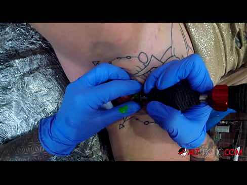 ❤️ Ekstreme tatuita varmulo Sully Savage ricevis tatuon sur sia klitoro Anala porno ĉe porno eo.pornmega.ru